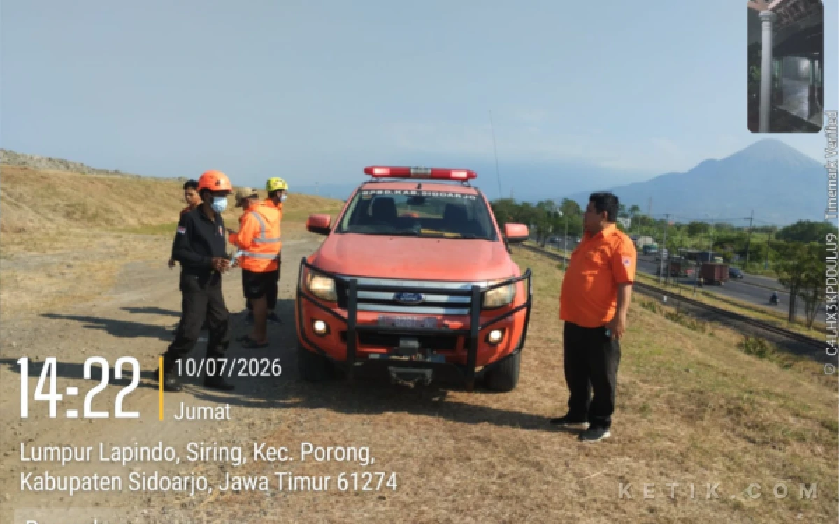 Foto Tim BPBD Sidoarjo mengecek kondisi lokasi tanggul yang dikabarkan merembes di kawasan Siring, Porong. (Foto: BPBD Sidoarjo).