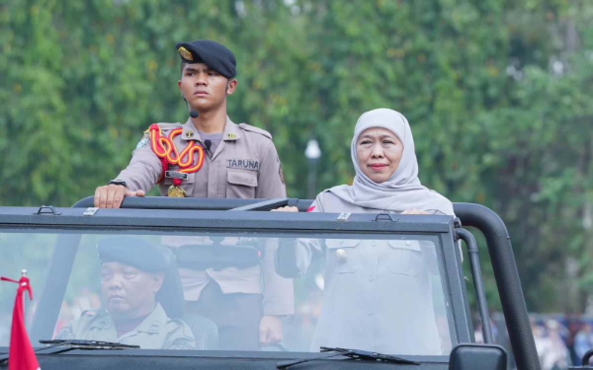Foto Gubernur Jawa Timur Khofifah Indar Parawansa berperan selaku Inspektur Upacara di Pusdik Brimob Watukosek, Pasuruan, pada Kamis, 8 Oktober 2026. (Foto: Biro Adpim Setdaprov Jatim)