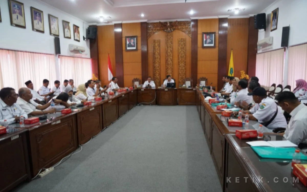 Foto Suasana pertemuan antara Bupati Subandi dan para kepala desa di Candi dan Tanggulangin di Ops Room Pemkab Sidoarjo pada Rabu (9 September 2026). (Foto: Kominfo Sidoarjo)