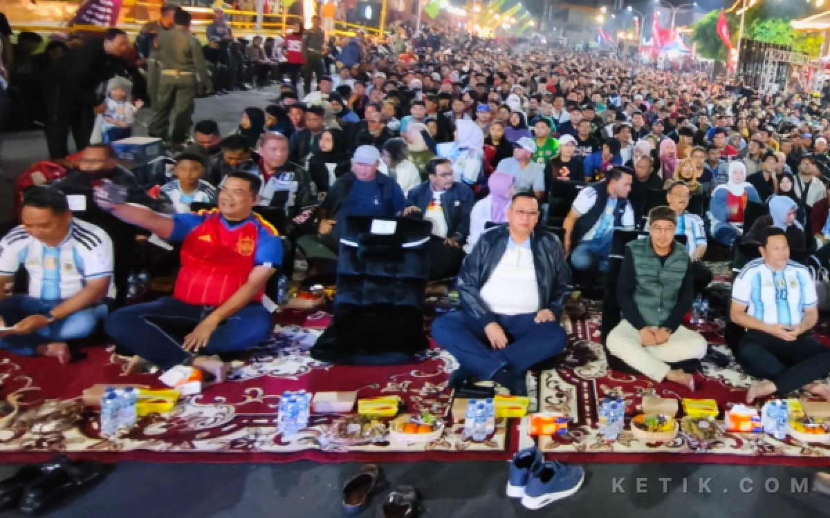 Foto Bupati Subandi (kanan) bersama Ketua DPRD Sidoarjo Abdillah Nasih, Kajari Sidoarjo Zaidar Rasepta, Kepala BNNK Sidoarjo Kombespol Gatot Soesanto, dan Kepala Bank Jatim Cabang Sidoarjo Suyatno. Mereka duduk lesehan bareng ribuan warga menikmati Nobar Final Piala Dunia. (Foto: Kominfo Sidoarjo)
