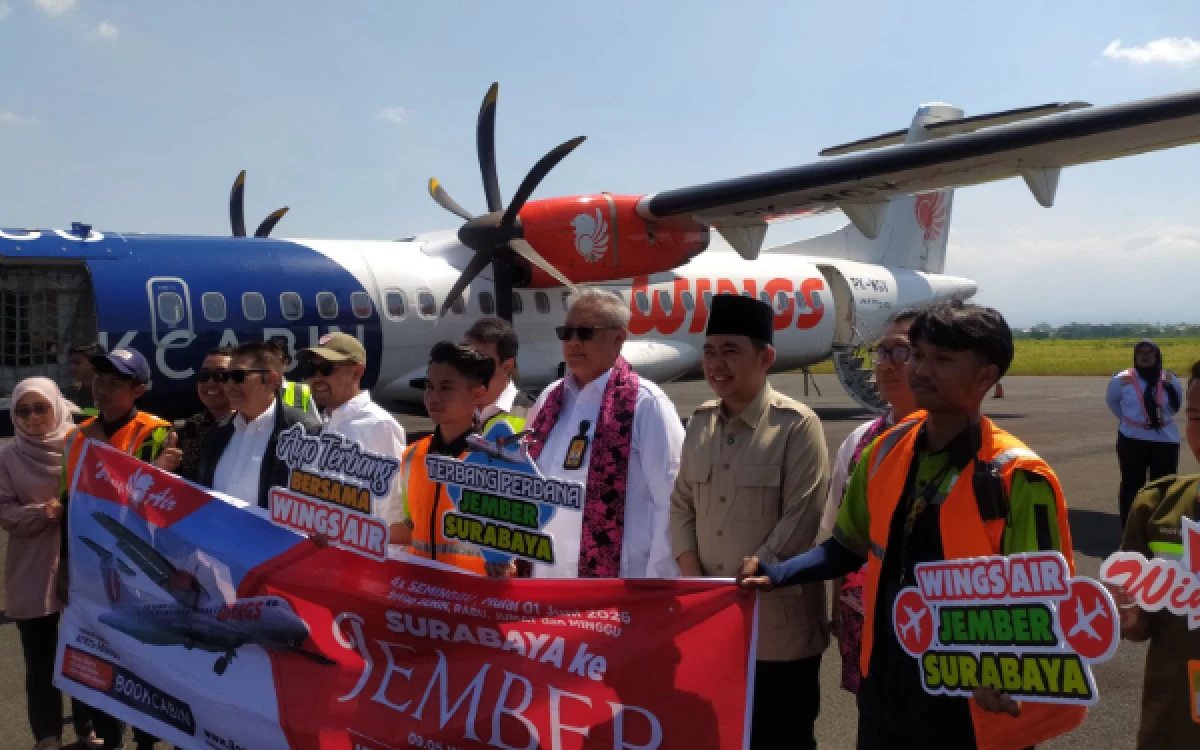 Thumbnail Berita - Penerbangan Jember–Surabaya Kembali Dibuka, Gus Fawait Optimistis Dongkrak Pertumbuhan Ekonomi