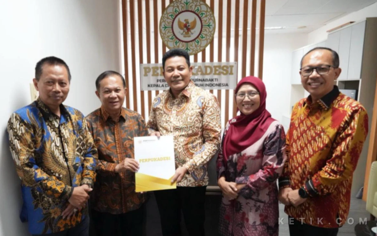 Foto Sekjen Perpukadesi Drs Sokhiatulo Laoli (dua dari kiri) bersama Bupati Subandi dan para pejabat Pemkab Sidoarjo. (Foto: Mashud/Kominfo Sidoarjo)