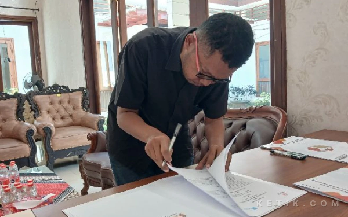 Foto Direktur Ketik.com ketika menandatangani kerjasama dengan Bawaslu Kabupaten Malang. (Foto: Hanif/Ketik.com)