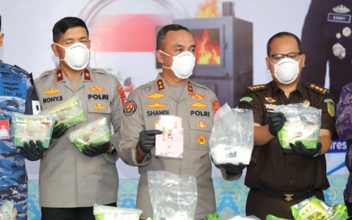 Foto Kapolda Sumatera Selatan Irjen Pol. Dr. Sandi Nugroho, menunjukkan barang bukti narkotika di halaman Mapolrestabes Palembang, Selasa 28 Juni 2026. (Foto : Yola/Ketik.com)