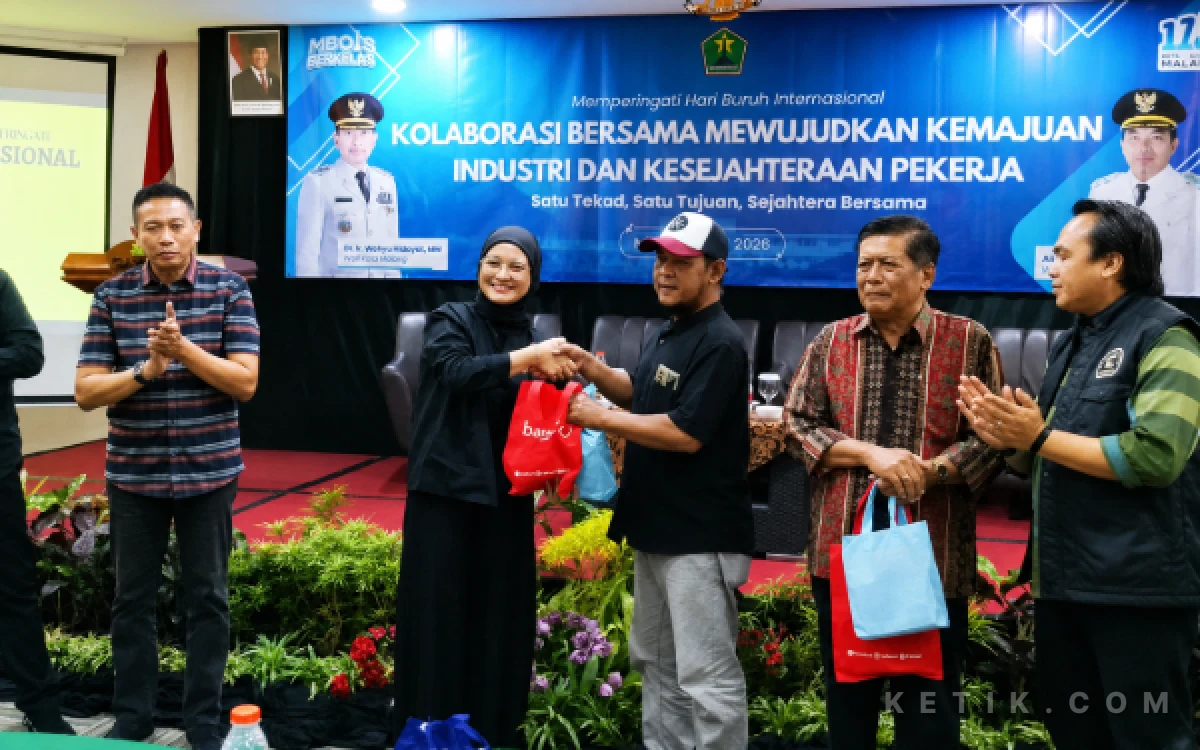 Foto Ketua DPRD Kota Malang saat memberikan bantuan secara simbolik kepada perwakilan buruh di momen Hari Buruh 2026. (Foto: Lutfia/Ketik.com)