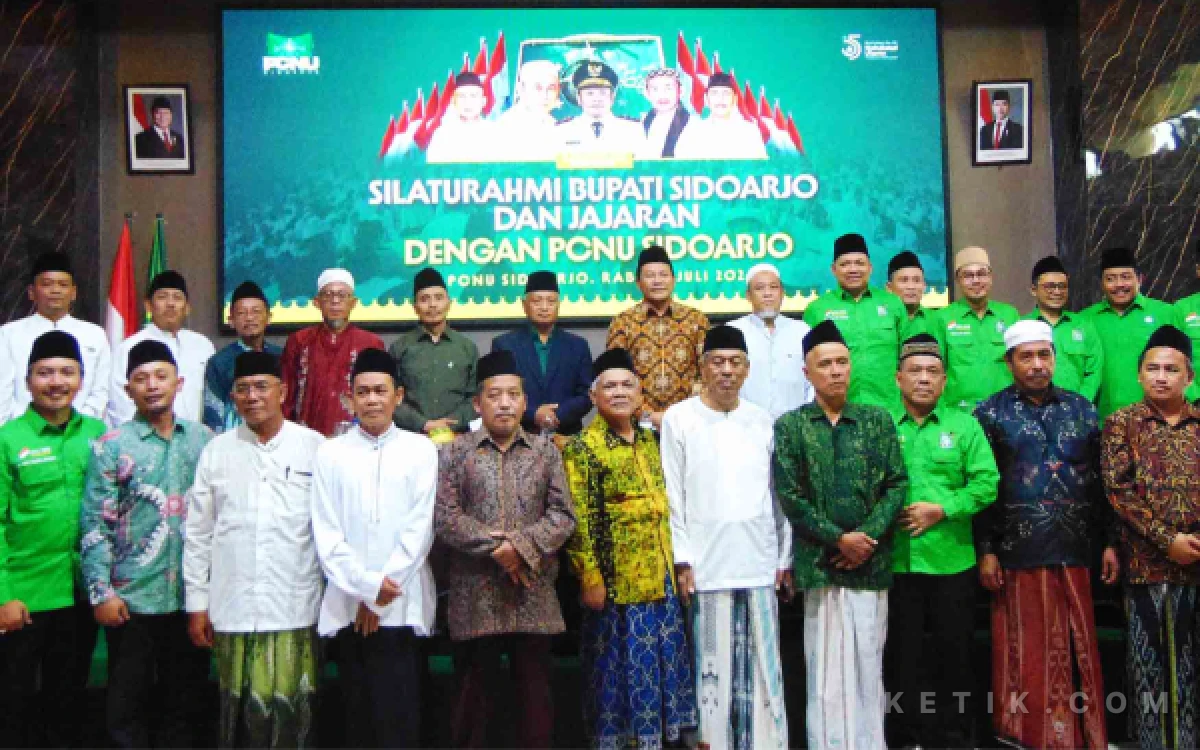 Foto Jajaran pengurus PC NU  Sidoarjo berfoto bersama para kiai, Bupati Subandi, dan pengurus DPC PKB Sidoarjo saat silaturahmi ke kantor PCNU Sidoarjo.  (Foto:  Fathur Roziq/Ketik.com)