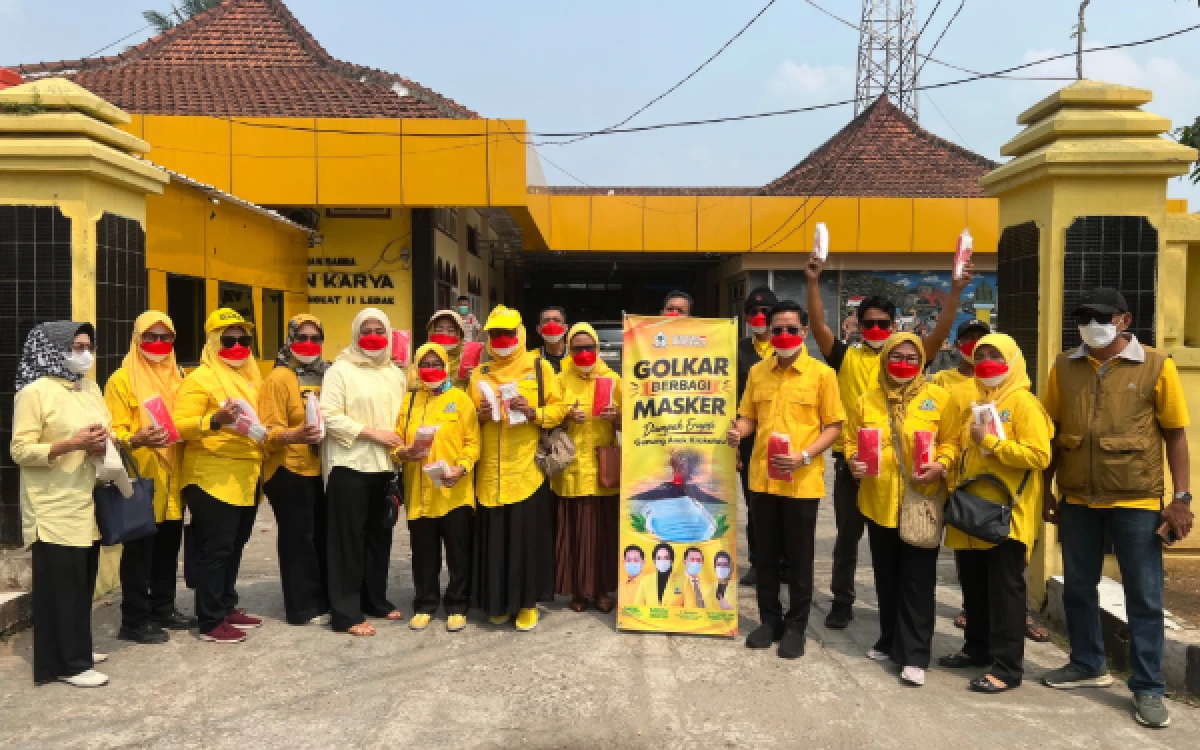 Foto Pengurus dan kader DPD Partai Golkar Kabupaten Lebak membagikan masker gratis kepada masyarakat dan pengendara di kawasan Rangkasbitung, Kabupaten Lebak, Rabu (9/9/2026). Sebanyak kurang lebih 10.000 masker dibagikan sebagai bentuk kepedulian terhadap masyarakat menyusul dampak erupsi Gunung Anak Krakatau. (Dok. DPD Partai Golkar Kabupaten Lebak)