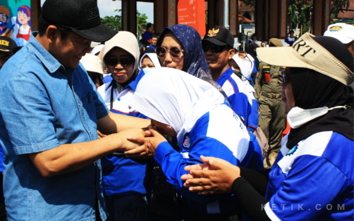 Foto Bupati Subandi menyapa emak-emak pekerja yang ikut aksi di depan Pendopo Delta Wibawa sebelum menuju ke Pemprov Jatim. (Foto: Fathur Roziq/Ketik.com)