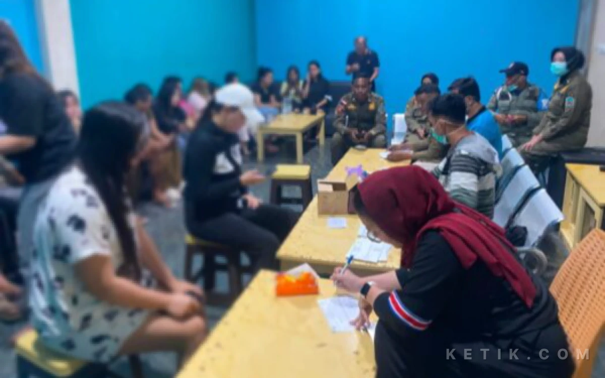 Foto Puluhan LC di THM seputar kota Labuha di screening oleh Petugas kesehatan dan di awasi ketat Satpol-PP (Foto: Noce For Ketik.com)
