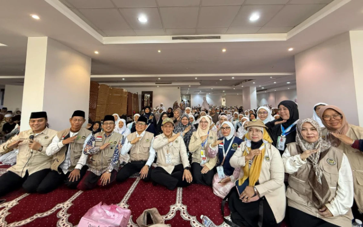 Foto Prof. Ilfi Nur Diana bersama seluruh tim Amirul Haj berupaya memberikan kenyamanan dan keamanan kepada jemaah haji Indonesia. (Foto: Prof. Ilfi Nur Diana)