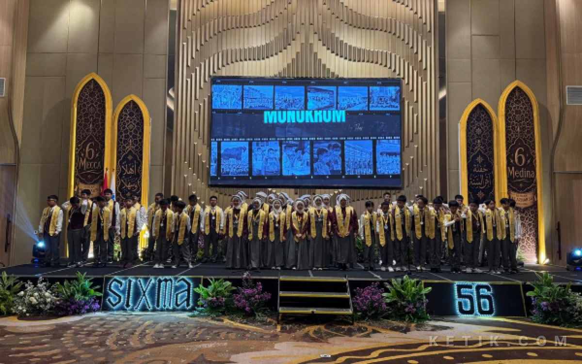 Foto Para wisudawan SDIA 56 Malang berjejer dan foto bersama di hadapan wali murid di Hall Grand Mercure Malang Mirama. (Foto: Dok. Ketik.com)