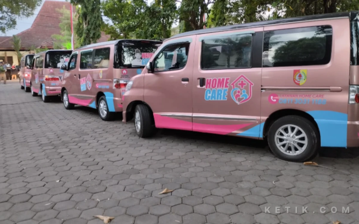 Foto Mobil dinas yang digunakan Pemkab Jember untuk layanan Home Care yakni menyediakan dokter atau nakes bagi keluarga miskin di rumahnya. (Foto: Fadli/Ketik.com)