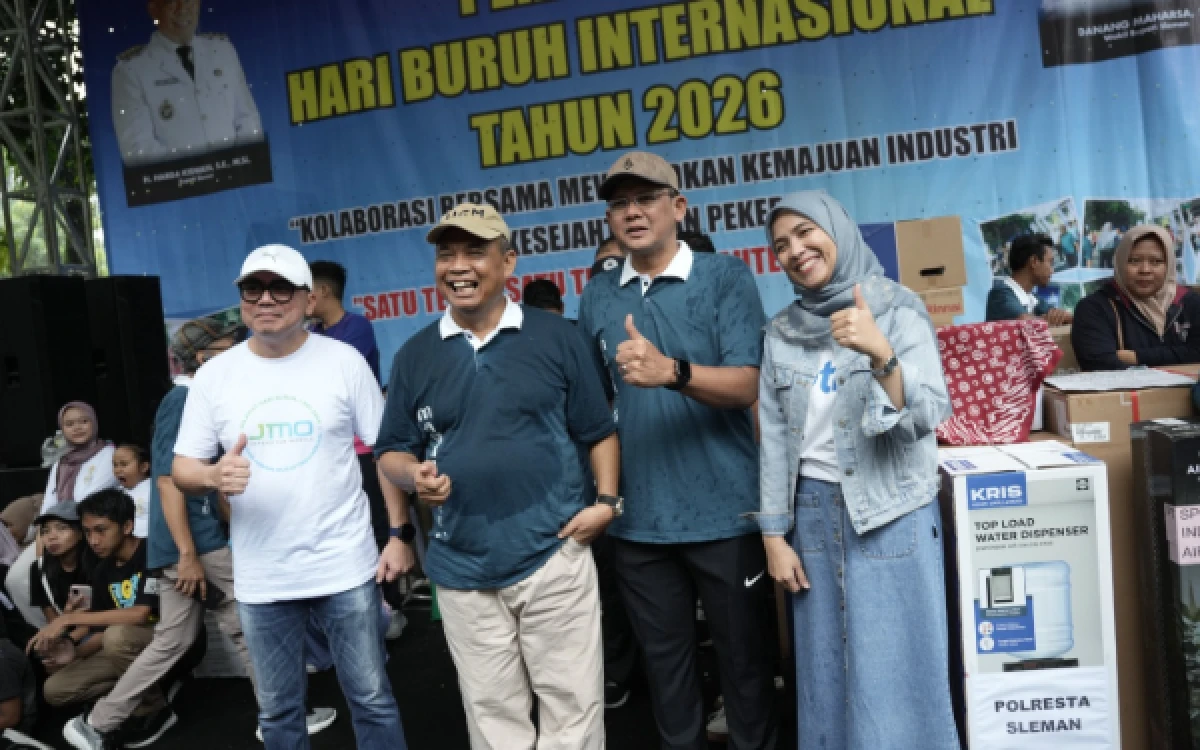Foto Bupati Sleman Harda Kiswaya (no 2 dari kiri) dan Wakil Bupati Danang Maharsa (nom2 dari kanan) berfoto bersama saat peringatan Hari Buruh Internasional 2026 di Lapangan Denggung. (Foto: Prokompim Slmn for Ketik.
com)