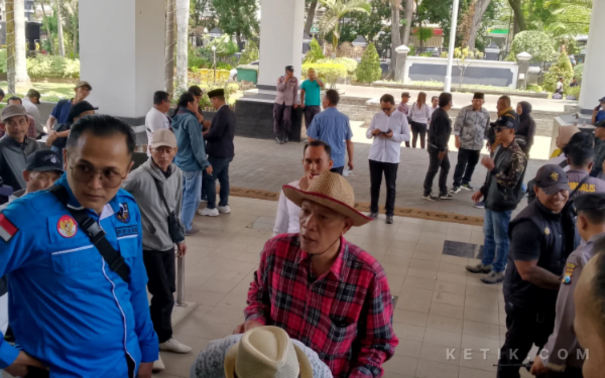 Thumbnail Berita - Respon Zulham Ditanduk Pak Dur, Ratusan Massa Gelar Aksi Damai di DPRD Kabupaten Malang