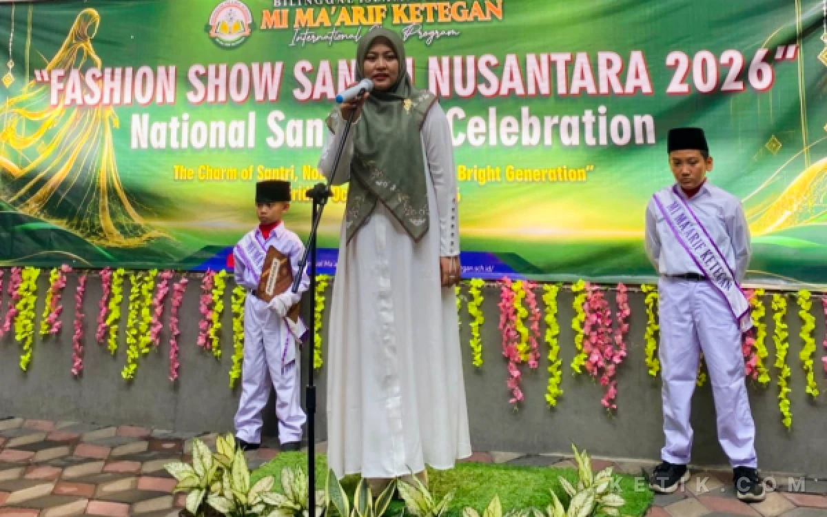 Foto Kepala MI Ma'arif NU Ketegan Bilingual Islamic School Hj Umi Salamah menyampaikan sambutan Hari Santri Nasional pada Jumat (23 Oktober 2026).