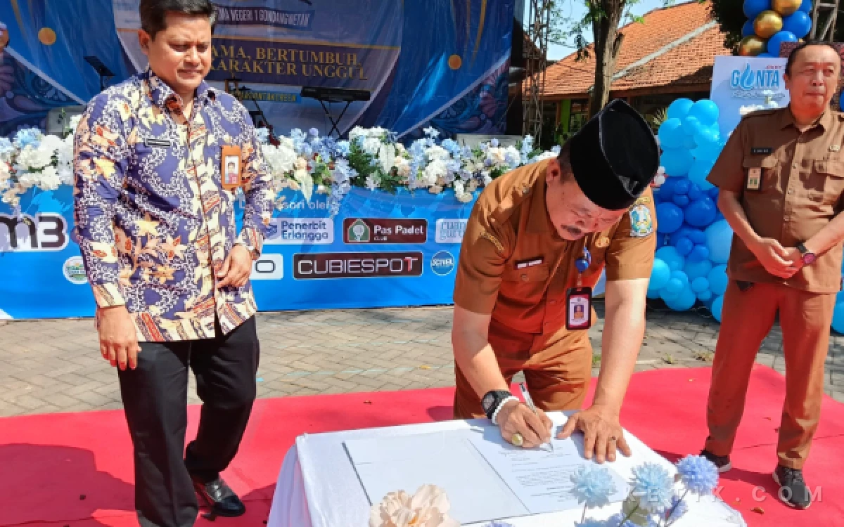 Thumbnail Berita - Puncak HUT ke-34, SMAN 1 Gondangwetan Pasuruan Luncurkan OXXY GONTA Healthy Drinking Water