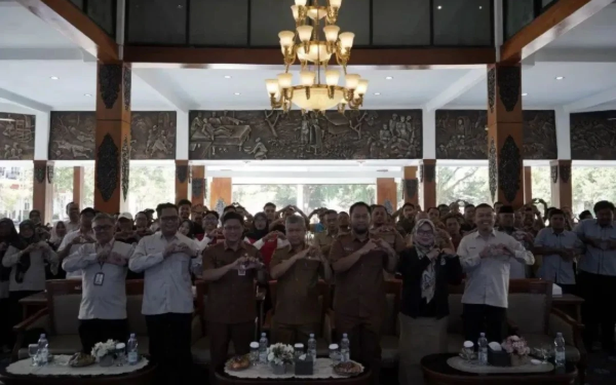 Foto Pembukaan kegiatan External House Training Bantuan Hidup Dasar (BHD) dalam rangka memperingati World Heart Day 2026 di Pendopo Kabupaten Pacitan, Selasa, 6 Oktober 2026. Kegiatan diikuti 85 peserta dari pengemudi atau operator layanan operasional OPD, kecamatan, puskesmas, serta relawan ambulans.