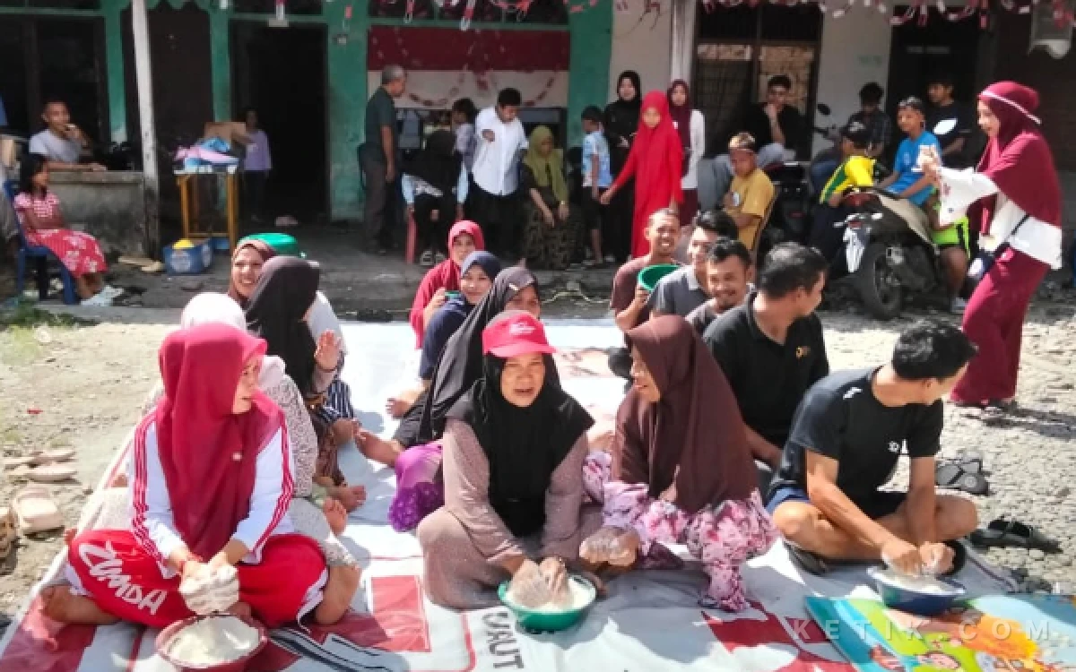 Foto Warga Jln Tgk M Din Nur mengikuti perlombaan untuk memeriahkan HUT ke-81 RI di Jln Tgk M. Din Nur, Babahrot, Senin (17/8/2026). (Foto: T. Rahmat/Ketik)