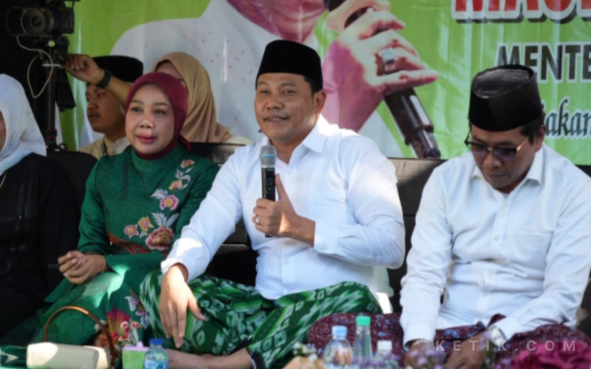 Foto Bupati Subandi didampingi istri, Sriatun Subandi, bersama KH Anwar Zahid menghadiri pengajian memperingati Maulid Nabi Muhammad SAW di Desa Pabean, Sedati, Sidoarjo. (Foto: Soni/Kominfo Sidoarjo)