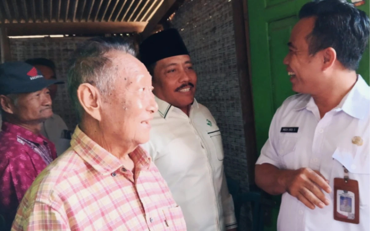 Foto Camat Tulangan Andi Sulistiono, Dhamroni Chudlori, dan Misnan berbicara dengan Sodiqin tentang kondisinya selama ini. (Foto: Fathur Roziq/Ketik.com)