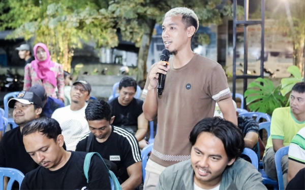 Foto Mantan Kapten Deltras FC Aulia menyampaikan gagasan untuk menjadikan kompetisi sepak bola kelompok umur sebagai salah satu penggerak ekonomi desa dan pencarian bibit-bibit pemain sepak bola berbakat. (Foto: Tim Wirakologi)