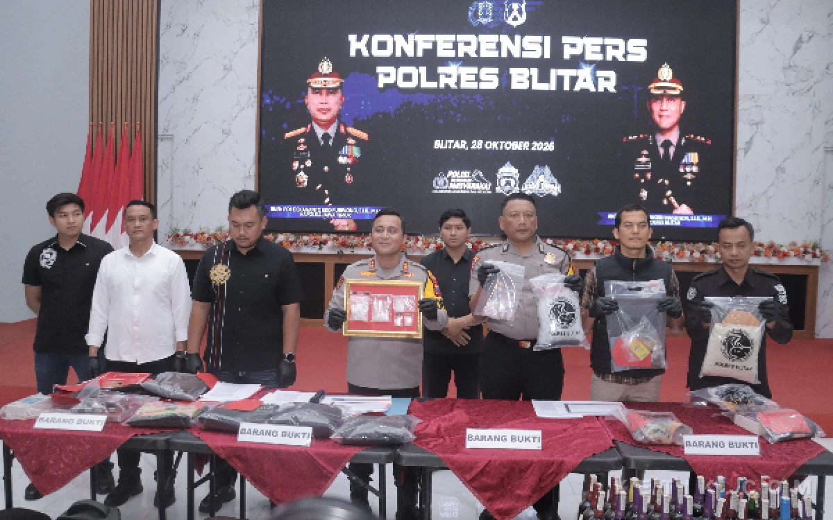 Thumbnail Berita - Polres Blitar Sita 122 Gram Sabu dan 198 Pil Double L, Delapan Orang Jadi Tersangka