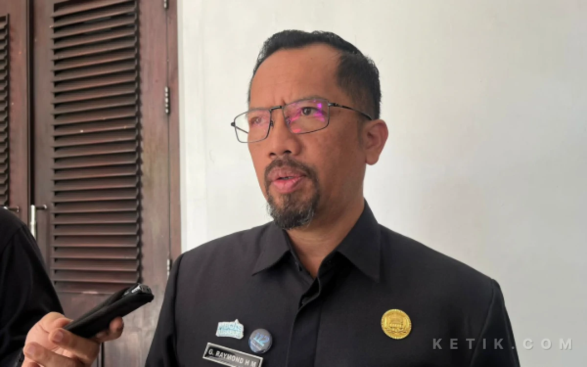 Foto Plh Kepala DLH Kota Malang Gamaliel Raymond Hatigoran menjelaskan tentang maintenance playground dan dry fountain di Alun-alun Merdeka. (Foto: Lutfia/Ketik.com)