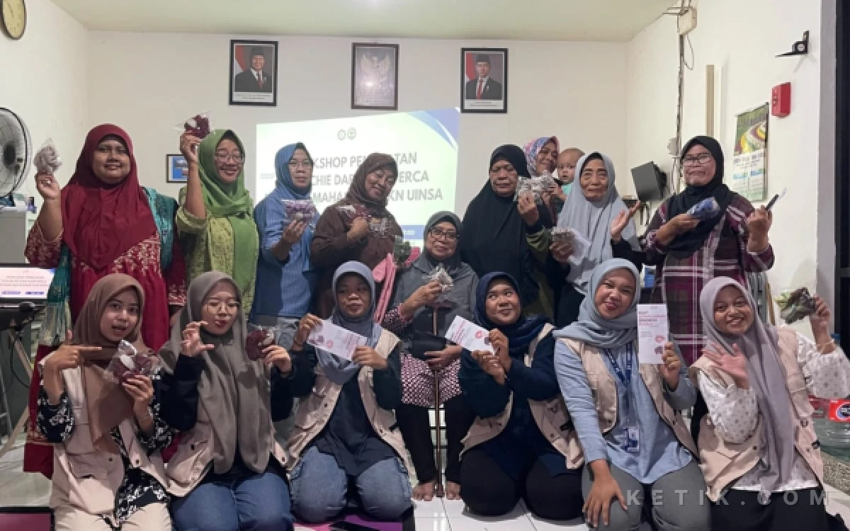 Foto ibu PKK dan Kader Surabaya Hebat (KSH) RW 08 Kelurahan Darmo saat mengikuti workshop pembuatan scrunchie dari kain perca di Balai RW 08 Kelurahan Darmo, Kecamatan Wonokromo, Surabaya, Rabu, 8 Juli 2026. (Foto: Istimewa)