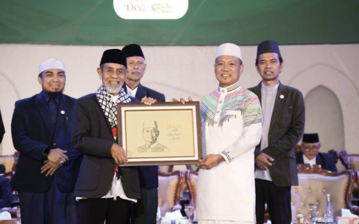 Foto Pimpinan Pesantren Gontor KH Hasan Abdullah Sahal memberikan cinderamata kepada Dr. H. Das’ad Latif dalam Tabligh Akbar 100 Tahun Gontor, 8 Juni 2026. (Foto: gontor.ac.id)