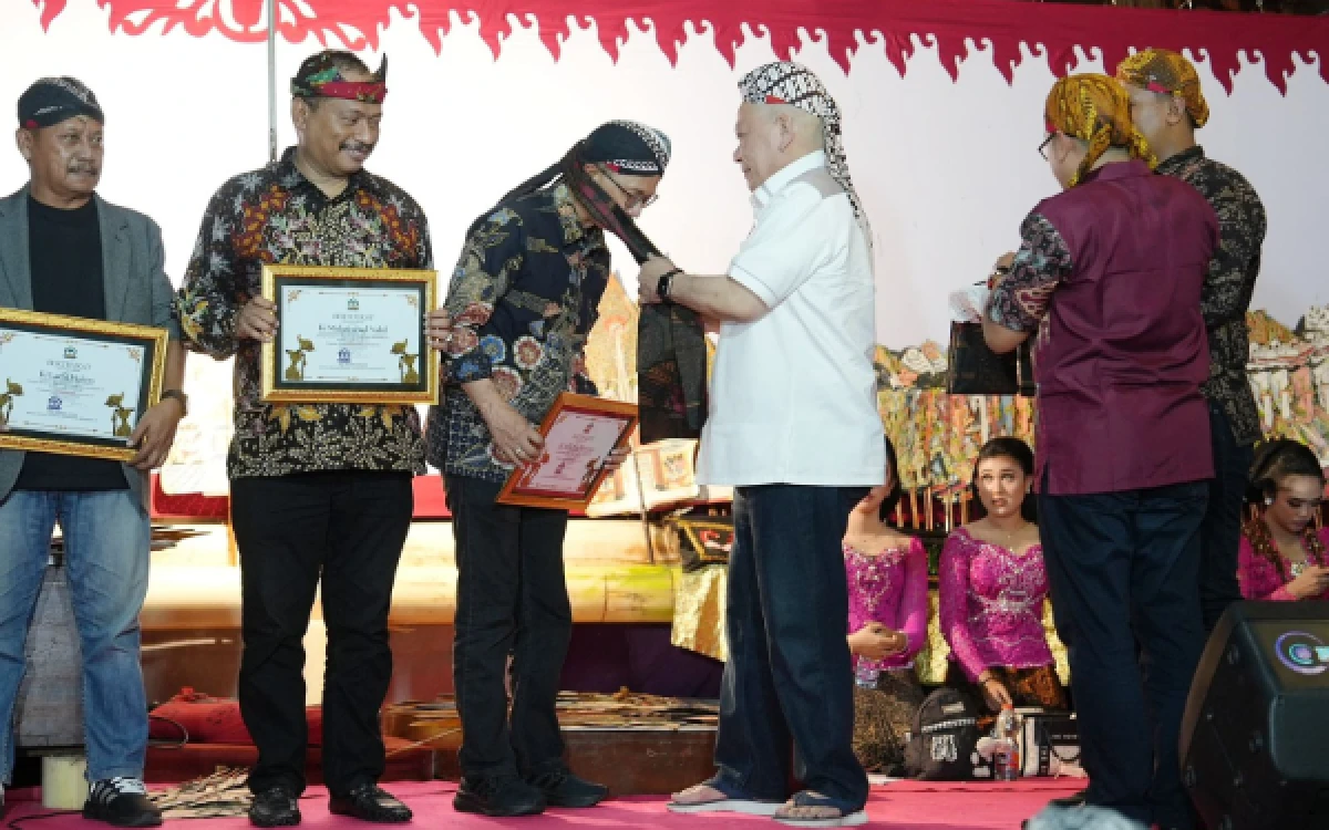 Thumbnail Berita - LaNyalla Sematkan Gelar “Ki” kepada Tokoh Jatim dalam Pagelaran Wayang di Mojokerto