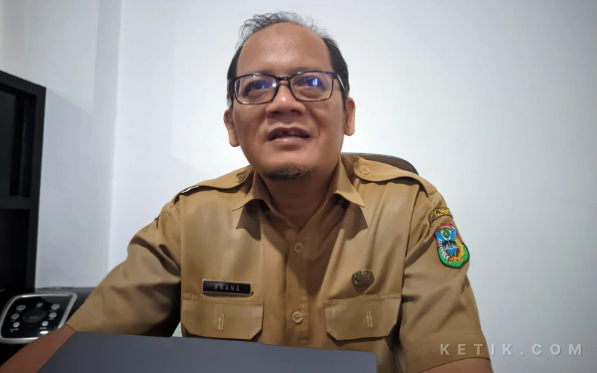 Foto Kepala Bidang Koperasi Dinas Koperasi, Usaha Mikro, dan Perindustrian (Dikuperin) Pacitan, Anang Soleh Setyanto menyebut orientasi bangunan telah ditentukan berdasarkan pertimbangan teknis dan kondisi lahan di lokasi. (Foto: Al Ahmadi/Ketik.com)