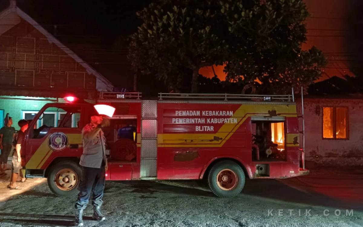 Thumbnail Berita - Rumah Lansia di Selopuro Blitar Terbakar Diduga Akibat Korsleting Listrik