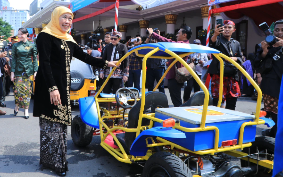Thumbnail Berita - Hardiknas 2026 di Grahadi Semarak dengan Konvoi Kendaraan Listrik Karya Siswa SMK, Gubernur Khofifah Puji Inovasi dan Daya Saing Vokasi Jatim