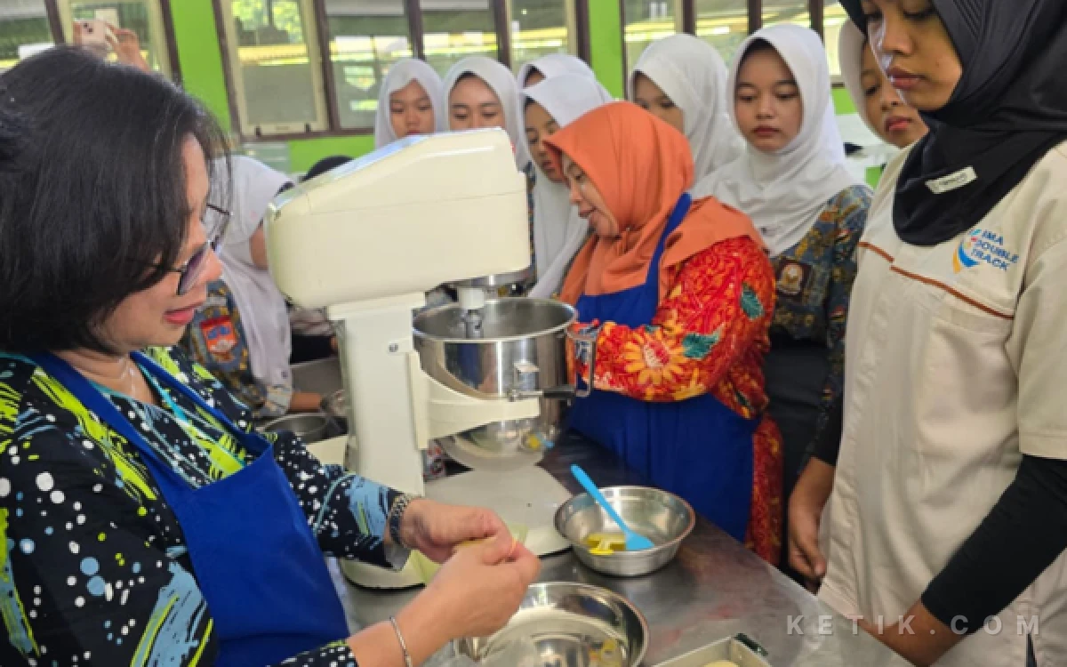 Thumbnail Berita - UNESA Gelar PKM di SMAN 1 Karas, Siswa Double Track Tata Boga Kembangkan Inovasi Thai Milk Bun Labu Kuning
