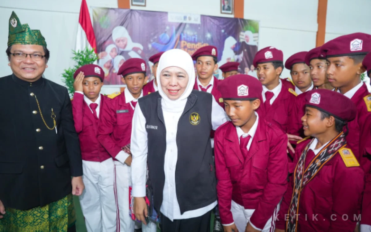 Foto anak-anak sekolah rakyat mojokerto sambut kehadiran gubernur jatim khofifah indar parawansa (foto : humas pemprov jatim/ ketik.com)