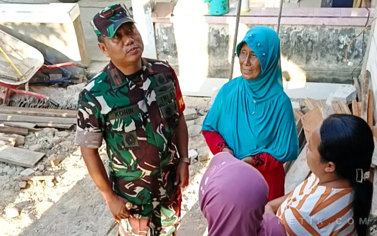 Foto Danrem 084/Bhaskara Jaya, Brigjen TNI Kohir (kiri) berbincang dengan emak-emak di sela kunjungannya memantau progres renovasi program TMMD 128 di Desa Slempit, Kecamatan Kedamea, Kabuoaten Gresik pada Selasa, 12 Mei 2026. (Foto: ITH for ketik.com)