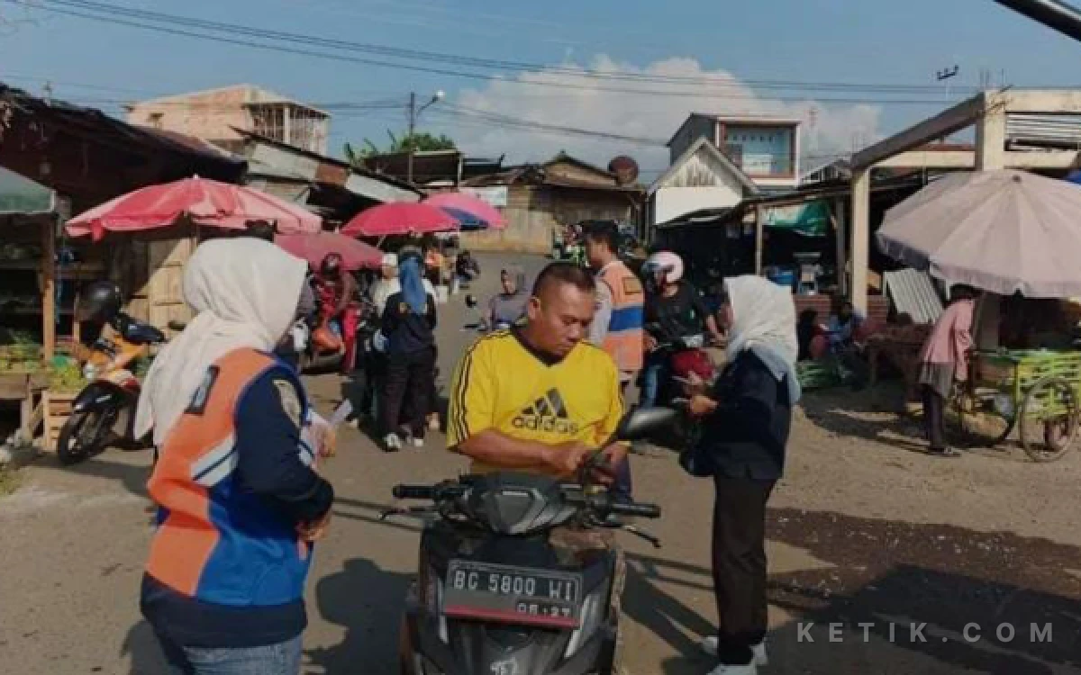 Thumbnail Berita - Karcis Terpadu Rp1.000 Tuai Apresiasi , Bayar Sekali, Bebas Keluar-Masuk Pasar Seharian
