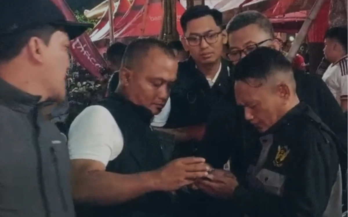 Foto Aunur Rofik (kanan), warga Desa Entalsewu, Kecamatan Buduran, saat menunjukkan identitas kepada panitia untuk diverifikasi sebagai warga Sidoarjo. (Fathur Roziq/Ketik.com)