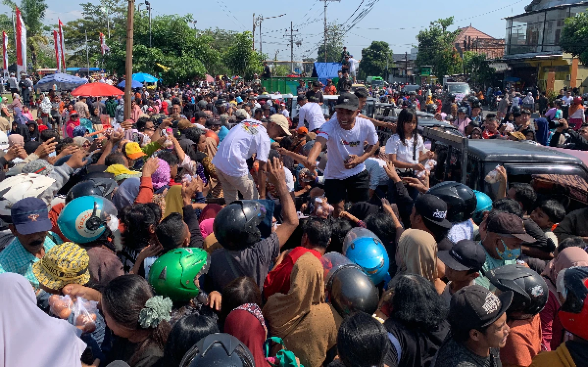 Thumbnail Berita - Di Bawah Terik Mentari, Ribuan Warga Berebut Telur Gratis dari Peternak Blitar yang Sedang Menjerit