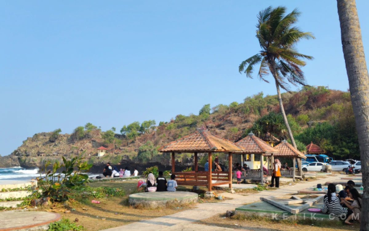 Foto Pengunjung memanfaatkan gazebo dan area terbuka di Pantai Srau, Pacitan, untuk bersantai bersama keluarga. Wisata alam terbuka menjadi pilihan favorit masyarakat saat akhir pekan.