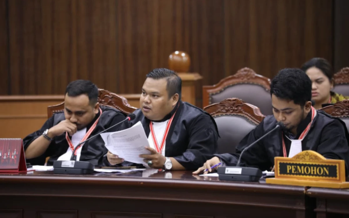 Thumbnail Berita - Di Balik Suksesnya Gugatan MK Soal MBG, Ada Sosok Abdul Kholiq Advokat Asal Bondowoso