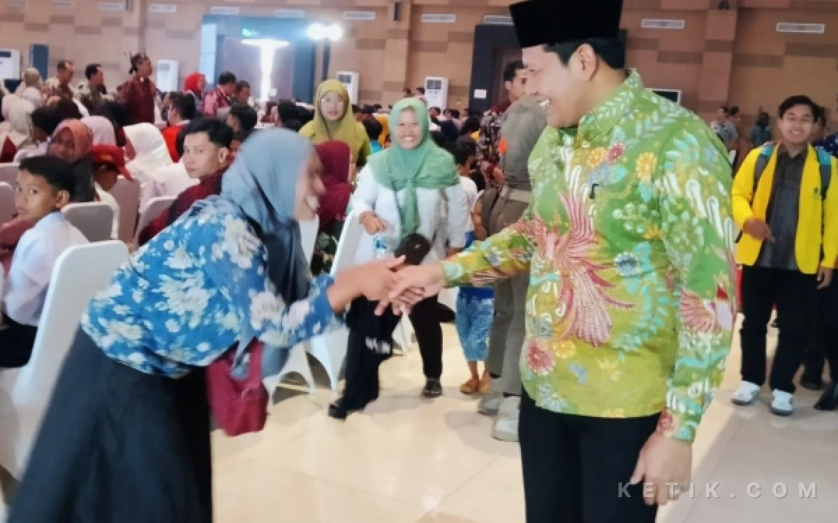 Foto Nurjannah bersalaman dengan Bupati Subandi dan mengucapkan terima kasih karena putrinya dapat beasiswa anak yatim. (Foto: Fathur Roziq/Ketik.com)