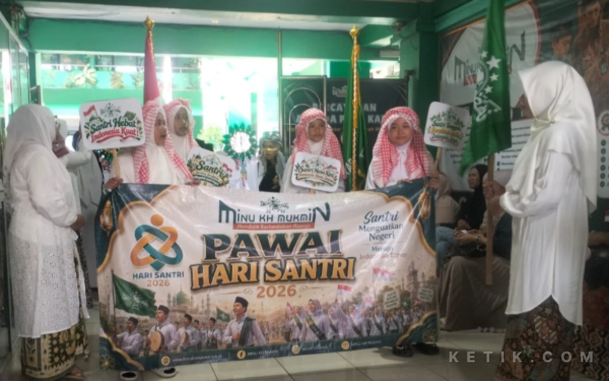 Foto Kepala MINU KH Mukmin Sidoarjo Anis Faridah saat pemberangkatan kirap pawai Hari Santri Nasional pada Rabu 21 Oktober 2026 (Anas/ketik.com)