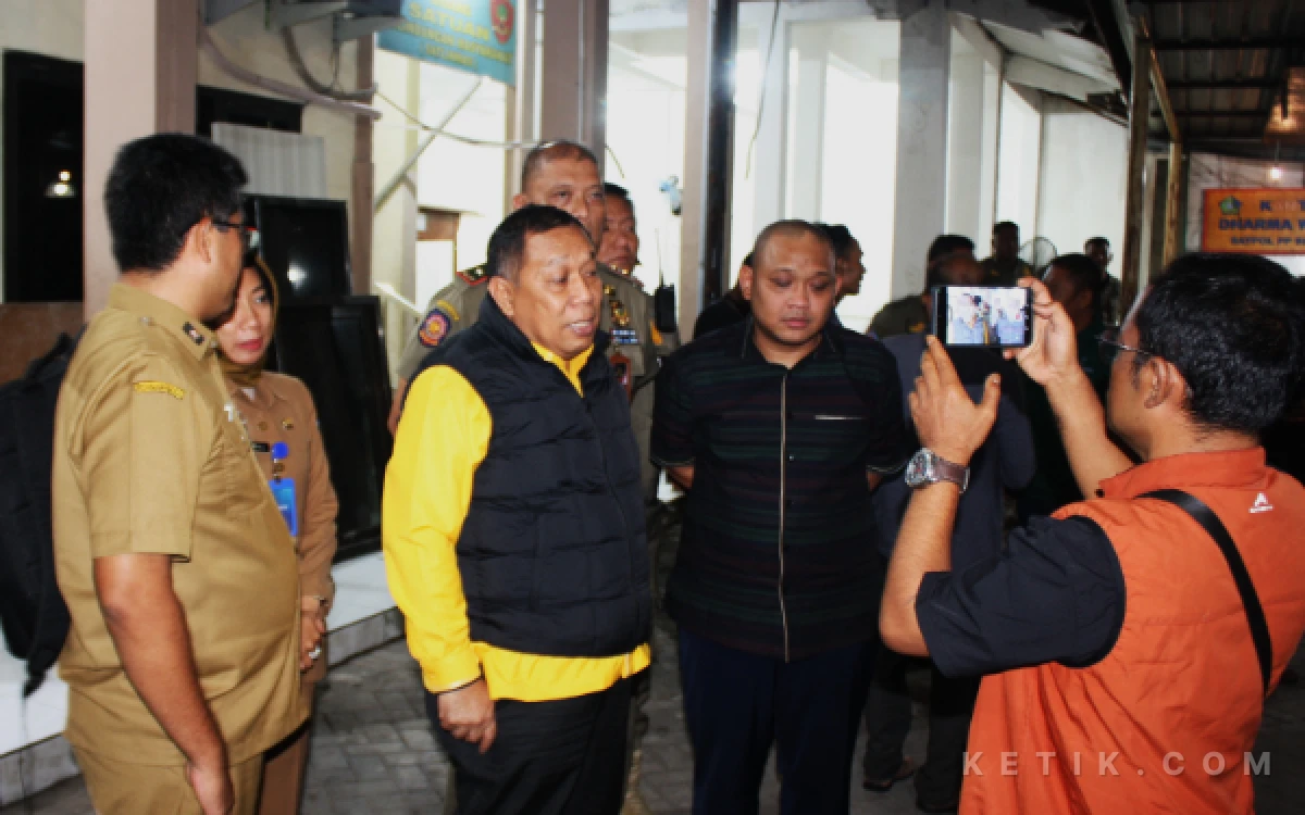 Foto Wakil Ketua DPRD Sidoarjo Warih Andono, anggota Komisi A DPRD Sidoarjo Muzayin Syafial, Plt Kepala DLHK Sidoarjo Arif Mulyono, dan Kabid KRTH Vira Murti menjawab pertanyaan wartawan setelah audiensi di Mako Satpol PP Sidoarjo. (Foto: Fathur Roziq/Ketik.com)