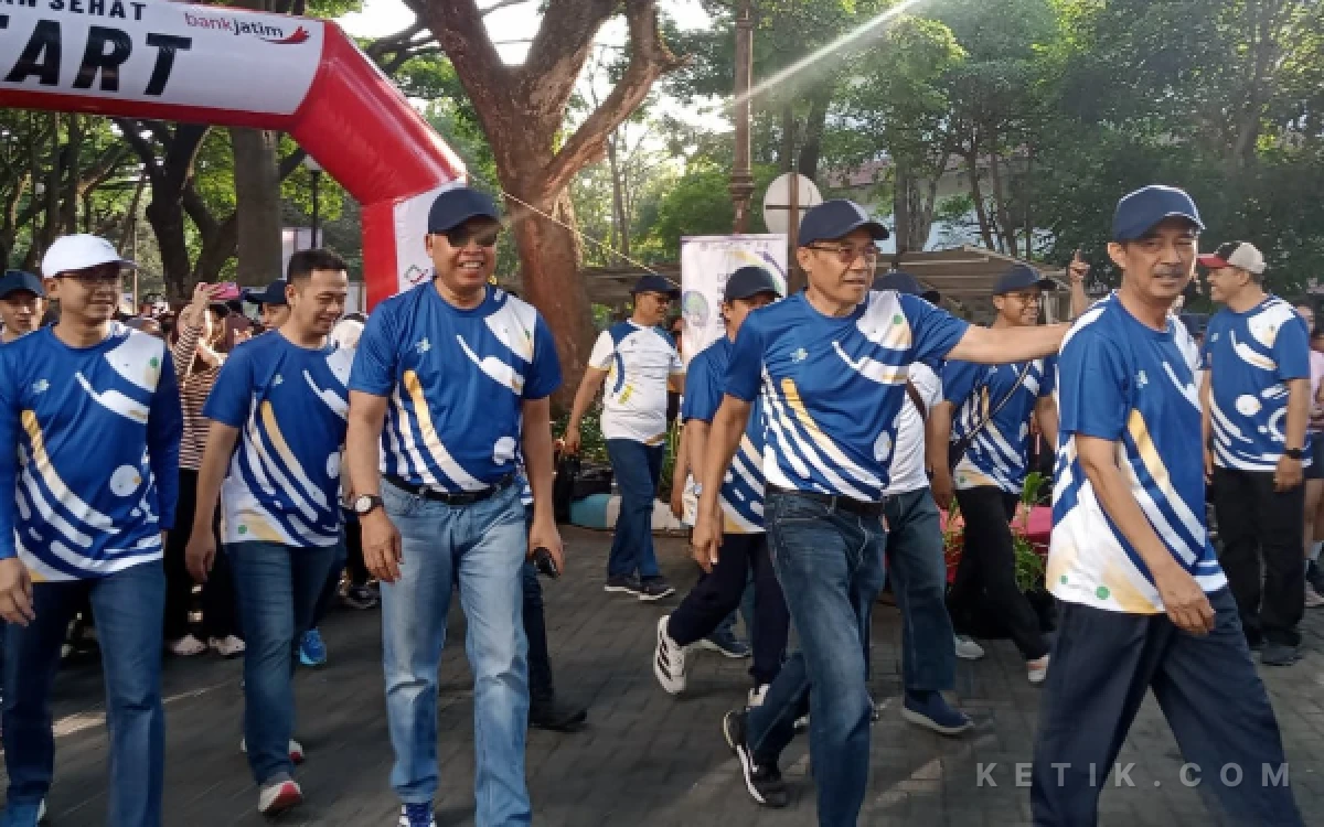 Foto Rektor UM, Prof. Dr. Hariyono, M.Pd., mengikuti kegiatan jalan sehat memperingati Dies Natalies ke-72 UM pada Minggu, 11 Oktober 2026. (Foto: Aliyah/Ketik.com)