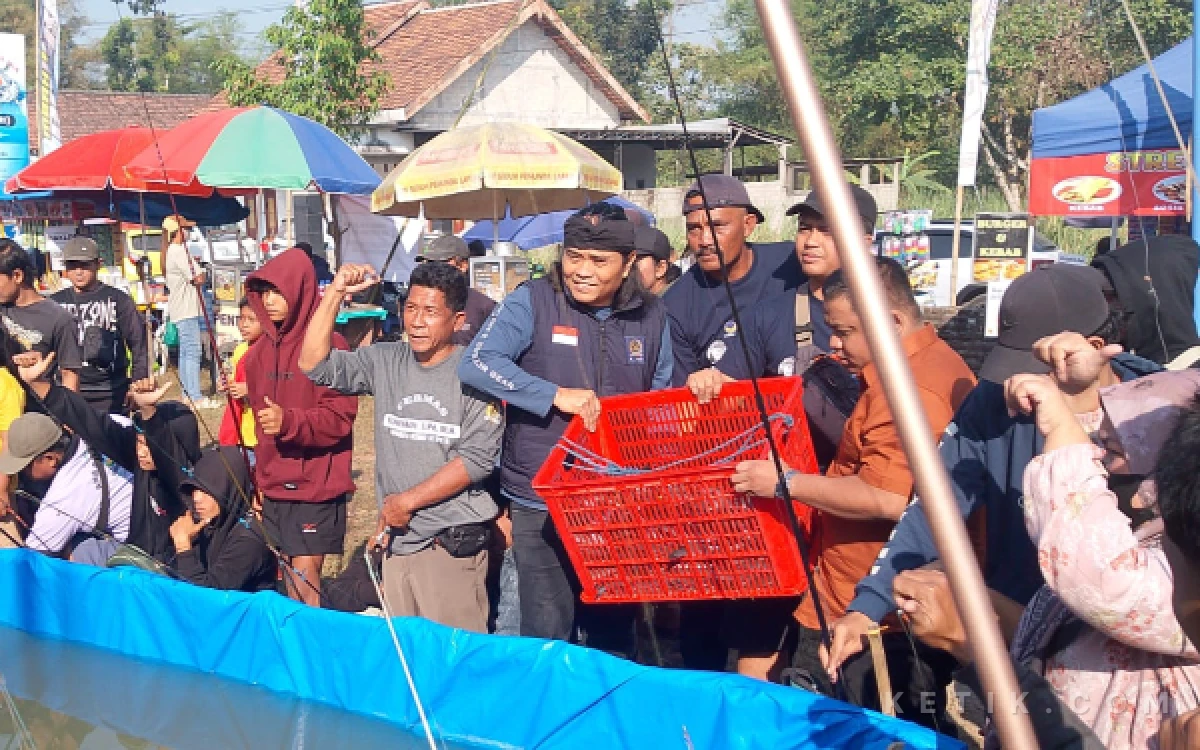 Thumbnail Berita - Nurhadi Gelar Serap Aspirasi Lewat Mancing Gratis, Tebar 4 Kuintal Lele dan Hadiah Kambing untuk Warga Blitar