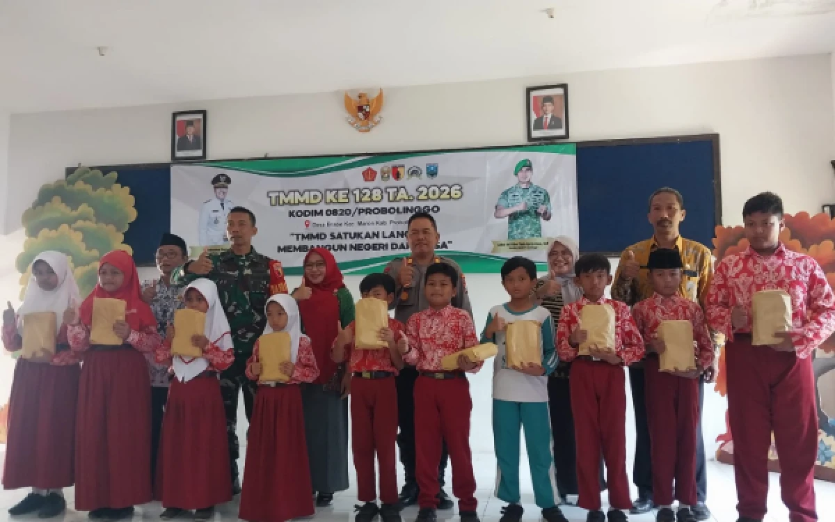 Thumbnail Berita - Bagi Alat Tulis, Satgas TMMD Ke-128 Kodim 0820 Probolinggo Dukung Semangat Belajar Siswa di Maron Wetan