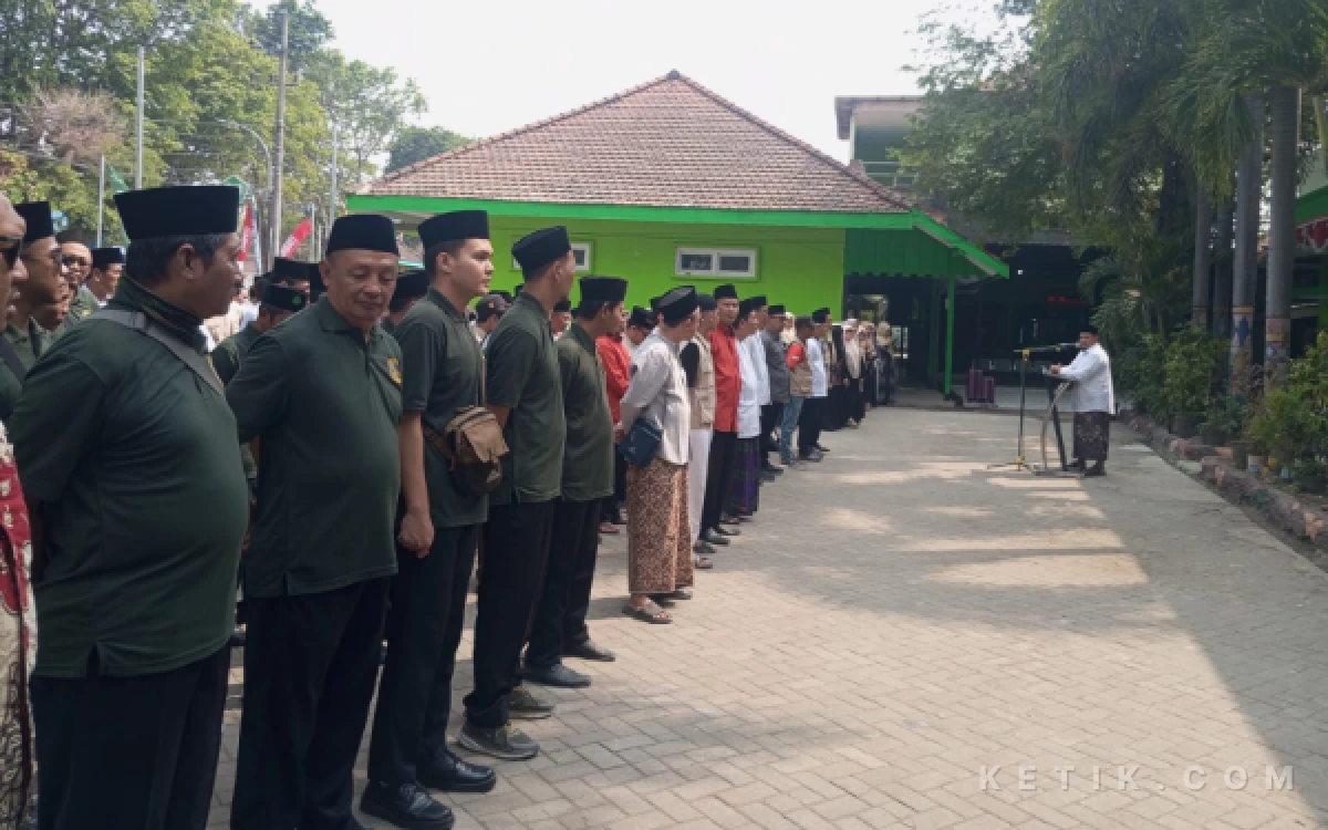 Foto Panitia Lokal Muktamar Ke-35 NU sedang apel gelar simulasi gladi kotor di pos pendaftaran muktamirin pada Sabtu (22/8/2026). (Foto: Rifat/Ketik.com)