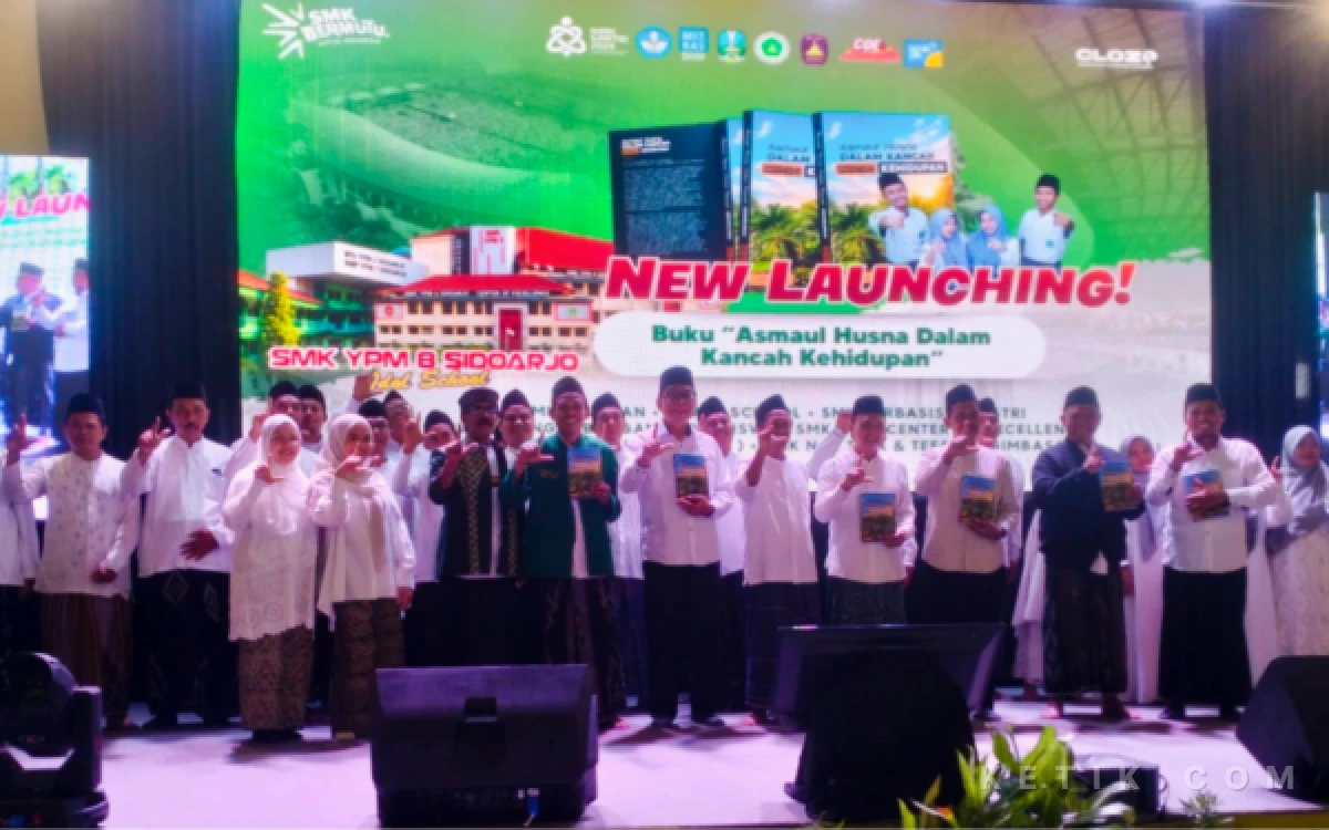 Foto Keluarga besar YPM Sidoarjo menghadiri launching buku Asmaul Husna dalam Kancah Kehidupan karya guru SMK YPM 8 Sidoarjo pada Kamis (22 Oktober 2026).  (Foto : Anas/ Ketik.com)