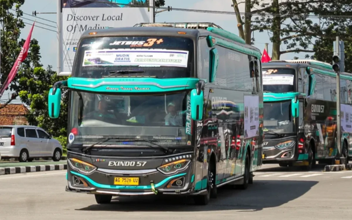 Foto Armada bus pariwisata Exindo 57 milik pengusaha asal Nganjuk, Panito, yang berkembang dari usaha kecil menjadi jaringan bisnis tanpa utang. (Foto: Panito Exindo)